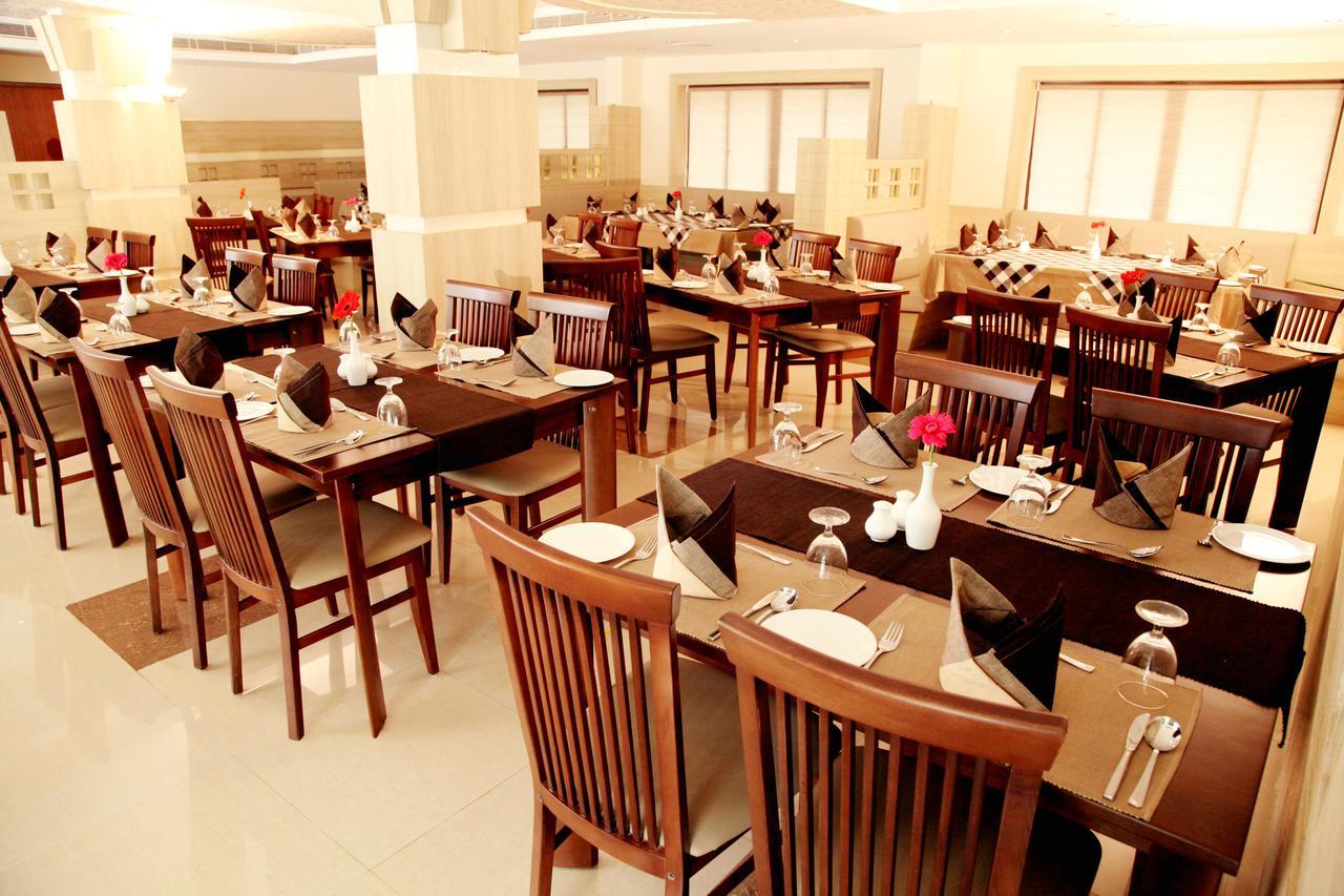 Hotel Polariz Parassinikkadavu Bagian luar foto