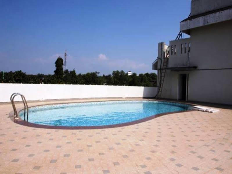 Hotel Polariz Parassinikkadavu Bagian luar foto