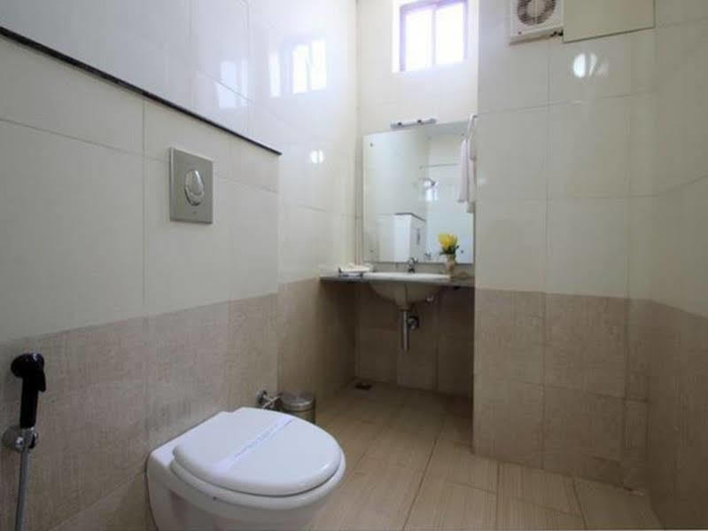 Hotel Polariz Parassinikkadavu Bagian luar foto