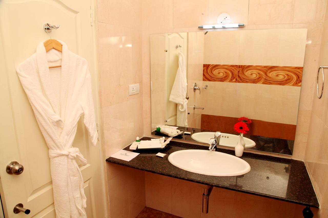 Hotel Polariz Parassinikkadavu Bagian luar foto