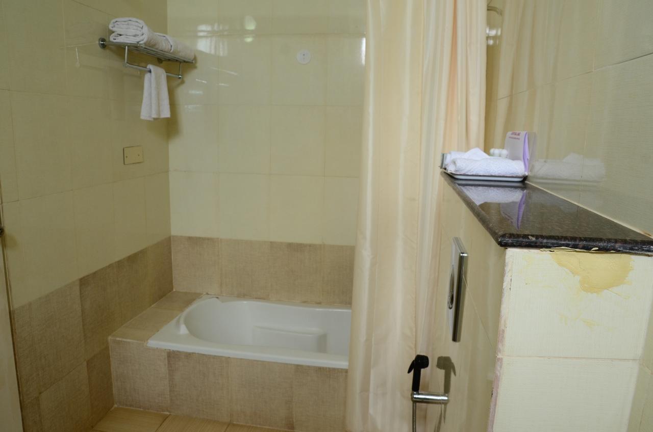 Hotel Polariz Parassinikkadavu Bagian luar foto
